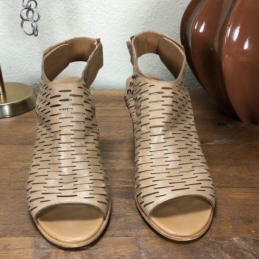 Steve Madden Tan Leather Laser Cut Open Toe Heels - Picture 2 of 8
